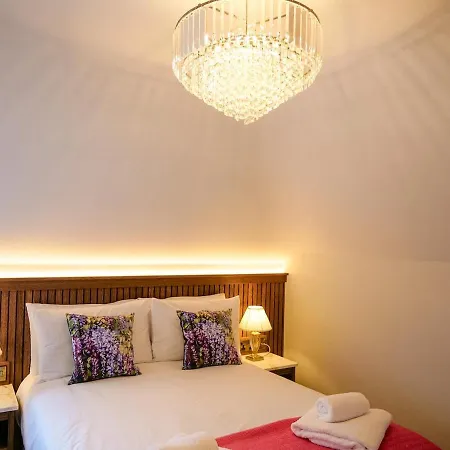 Experience At Main Street - 5 Guest house